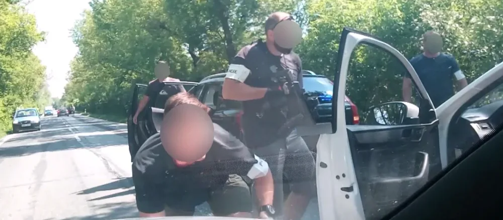 VIDEO: Zásahovka se samopaly v Olomouci odchytila dealera drog přímo v autě. Podívejte se na jejich akci