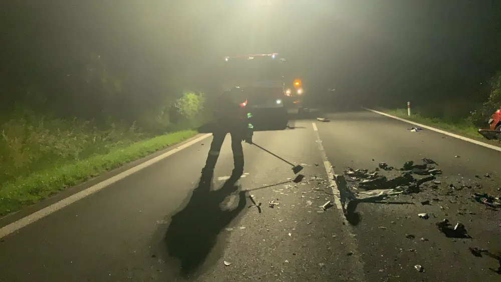 FOTO/VIDEO: Čelní srážka dvou aut mezi Olomoucí a Přerovem si vyžádala dva mrtvé. Hasiči zveřejnili video ze zásahu