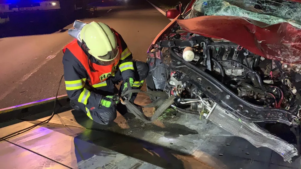 FOTO/VIDEO: Čelní srážka dvou aut mezi Olomoucí a Přerovem si vyžádala dva mrtvé. Hasiči zveřejnili video ze zásahu