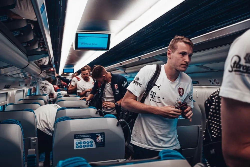Fotbalová reprezentace přijela do Olomouce vlakem. Večer vyzve na Andrově stadionu Černou Horu