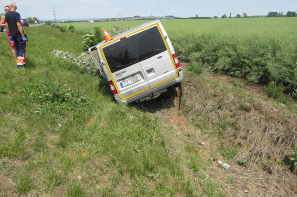 Řidič dodávky sjel z neznámých důvodů ze silnice do příkopu. Utrpěl zranění a byl převezen do nemocnice