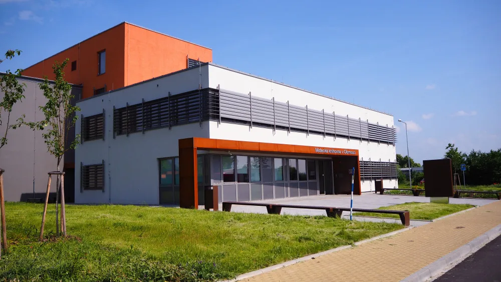 FOTO: Milion a čtvrt svazků z Červeného kostela již má nový domov, dnes byla převezena poslední kniha