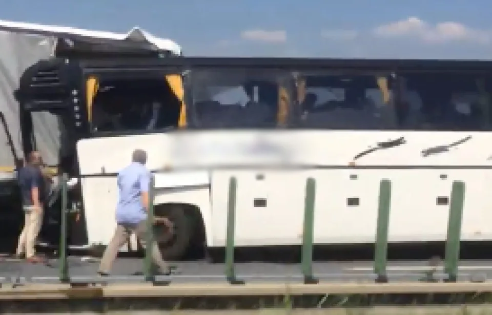 VIDEO: Při nehodě autobusu u Litovle bylo zraněno sedmnáct cestujících. Jde převážně o děti