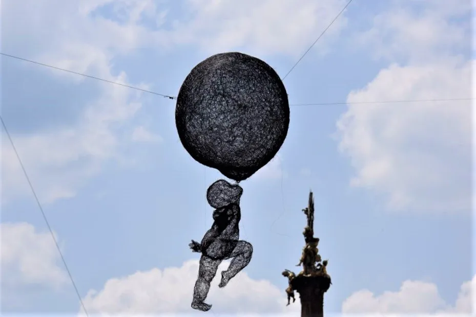 FOTO: Na Horním náměstí visí dítě přisáté k prsu. Socha je součástí festivalu Sculpture Line