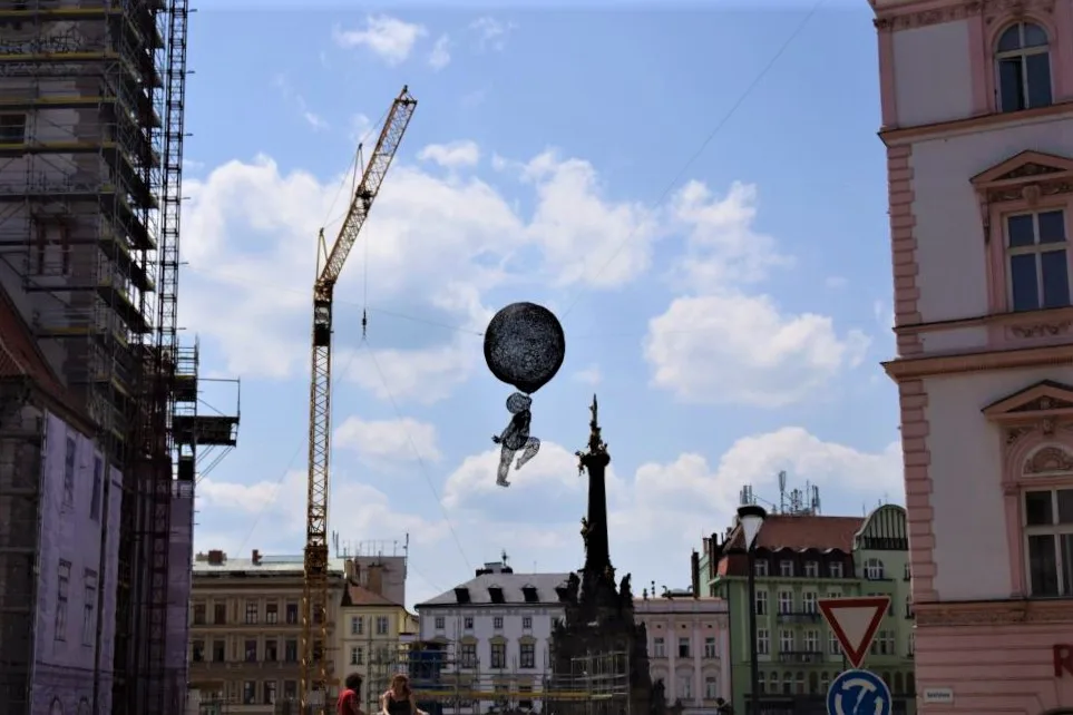 FOTO: Na Horním náměstí visí dítě přisáté k prsu. Socha je součástí festivalu Sculpture Line