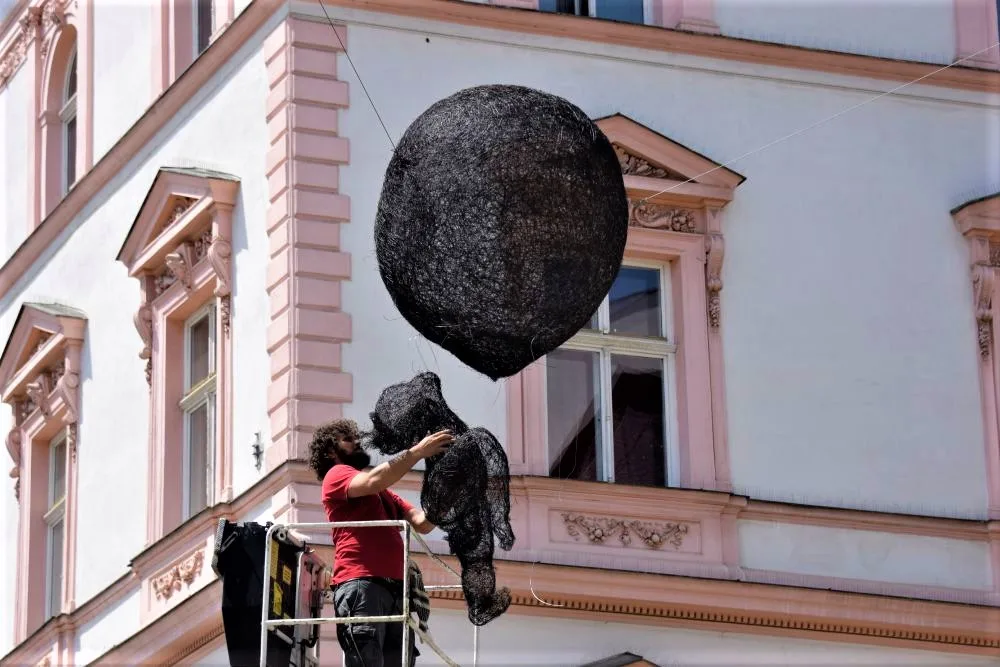 FOTO: Na Horním náměstí visí dítě přisáté k prsu. Socha je součástí festivalu Sculpture Line