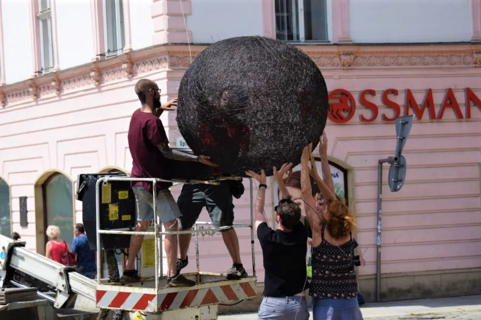 FOTO: Na Horním náměstí visí dítě přisáté k prsu. Socha je součástí festivalu Sculpture Line