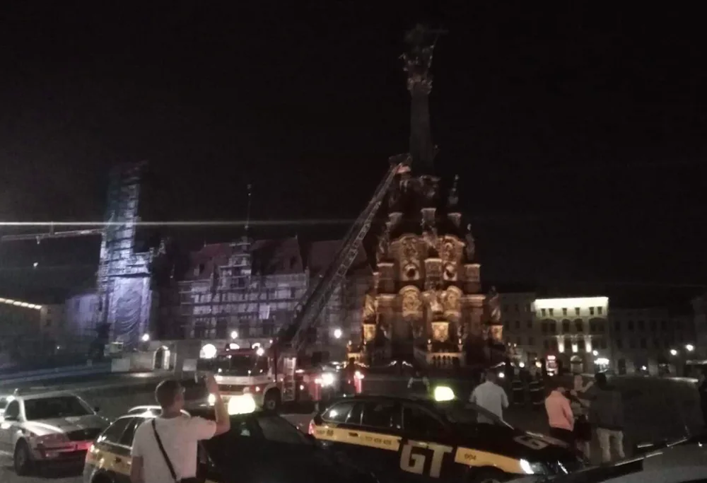 AKTUALIZOVÁNO: Muž, který vyšplhal na Trojici, byl cizinec. Podle šetření policie památku nepoškodil