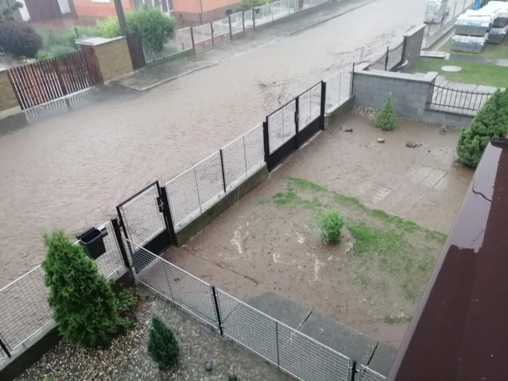 AKTUÁLNĚ: Hasiči mají kvůli bouřce přes 150 výjezdů. Podívejte se na fotky a videa
