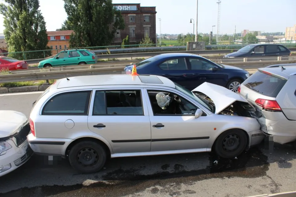Při hromadné nehodě šesti aut v Tovární ulici byl zraněn třináctiletý chlapec