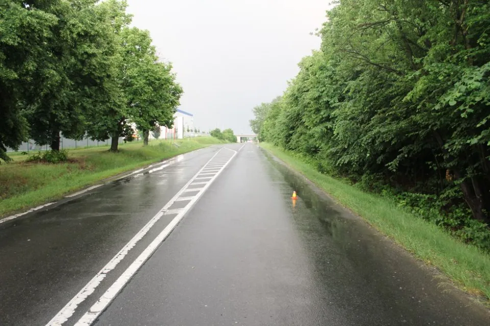Policie pátrá po řidiči, který při předjíždění srazil cyklistku a z místa nehody ujel