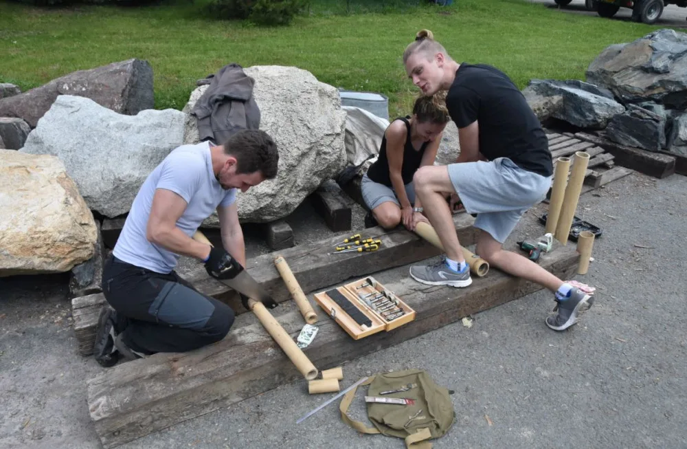 FOTO/VIDEO: Pletence z hadic i bambusové tubusy. Dobrovolníci vyráběli hračky zvířatům do zoo