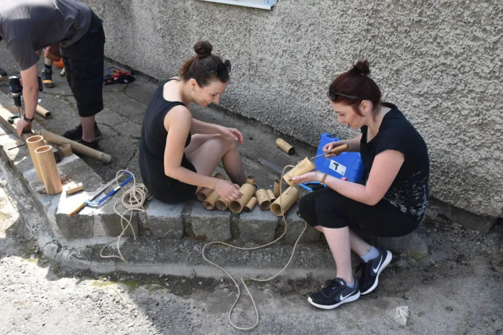 FOTO/VIDEO: Pletence z hadic i bambusové tubusy. Dobrovolníci vyráběli hračky zvířatům do zoo