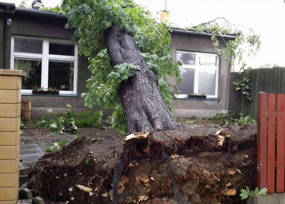 FOTO/VIDEO: Dnešní silné bouřky si vyžádaly desítky zásahů hasičů hlavně na Olomoucku