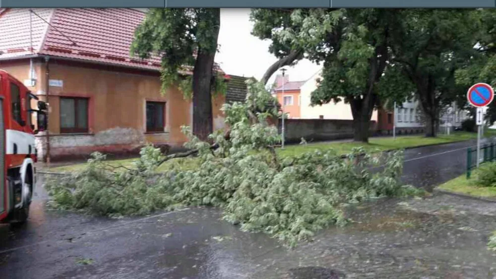 FOTO/VIDEO: Dnešní silné bouřky si vyžádaly desítky zásahů hasičů hlavně na Olomoucku