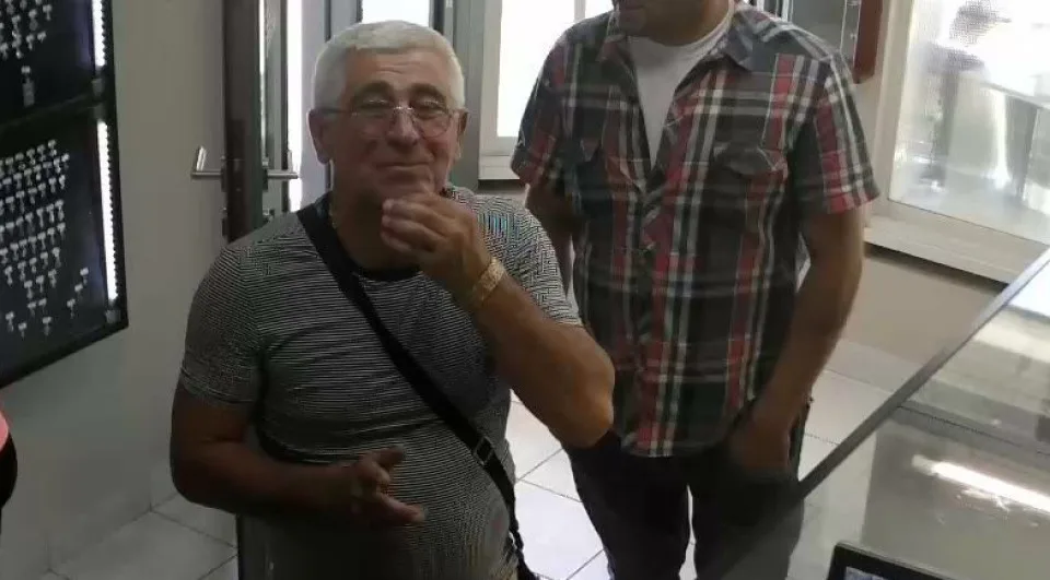 VIDEO: Policie pátrá po dvou zlodějích, kteří ukradli řetízky za 34 tisíc korun 