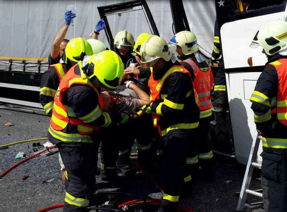 FOTO/VIDEO: Nehodu, při které se zranilo 17 lidí, policie stále vyšetřuje. Obviněný zatím není nikdo