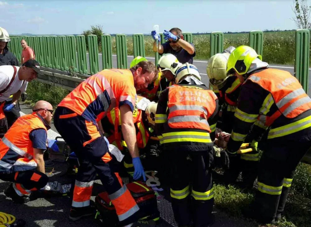 FOTO/VIDEO: Nehodu, při které se zranilo 17 lidí, policie stále vyšetřuje. Obviněný zatím není nikdo
