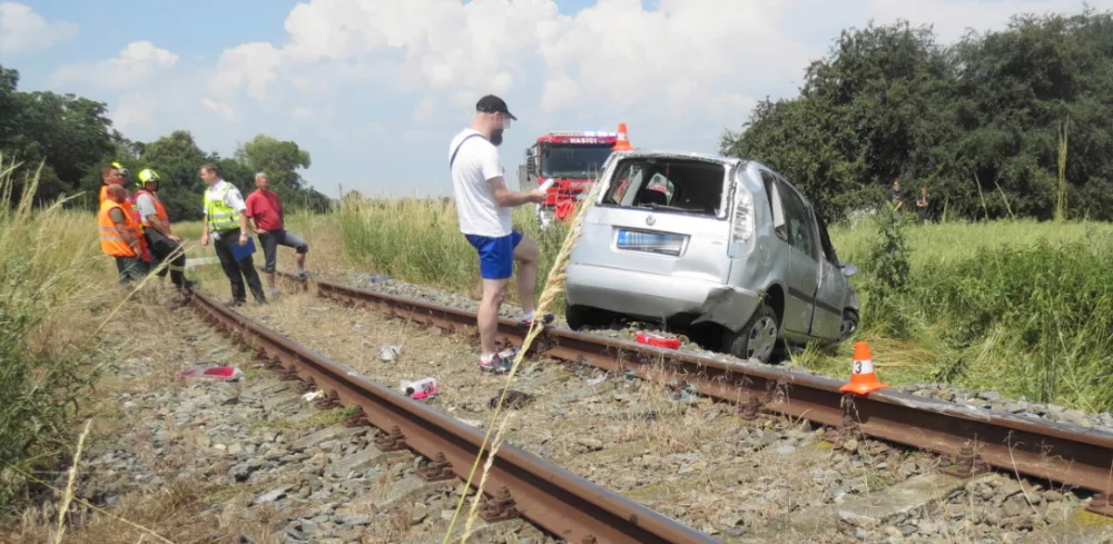 FOTO: Řidičce vběhl do cesty pes. Strhla řízení a skončila na kolejích