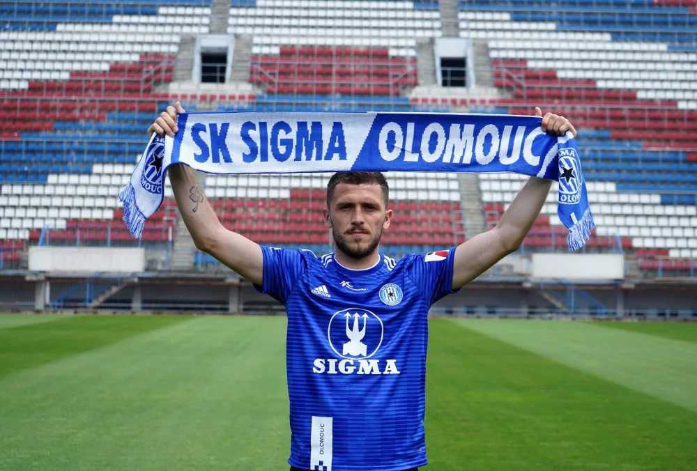 První letní posilou Sigmy je slovenský záložník Greššák, který nahradí Kalvacha