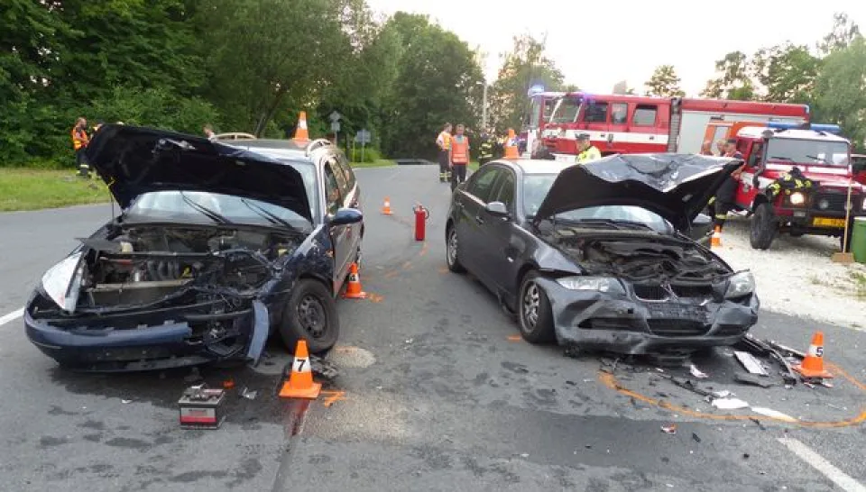 FOTO: Senior nedal přednost autu na hlavní silnici. On i spolujezdkyně skončili v nemocnici