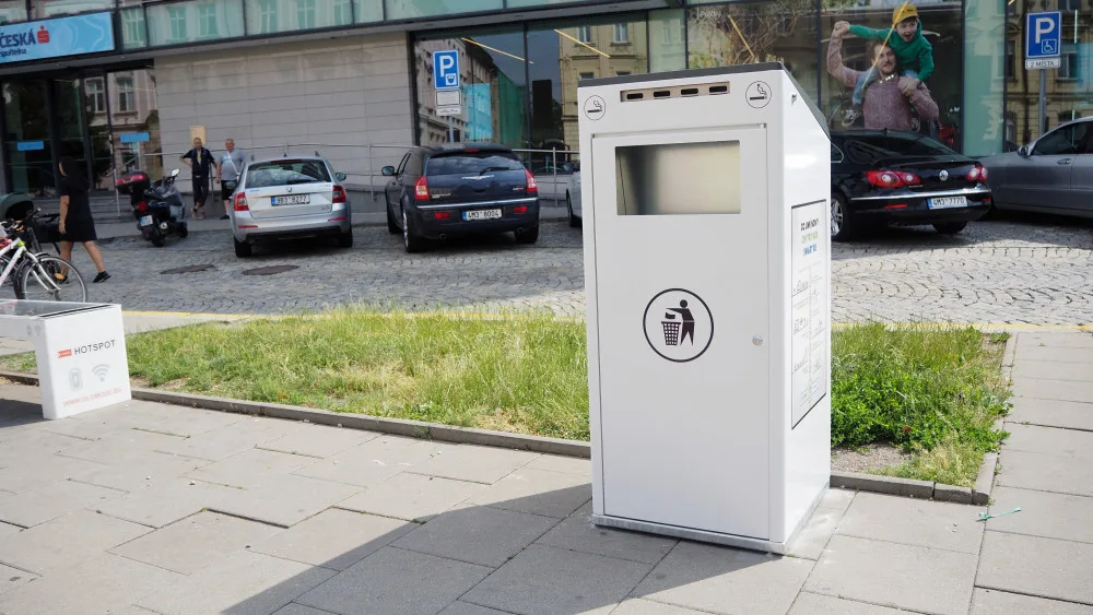 FOTO/VIDEO: Olomouc má první tři chytré odpadkové koše. Umí lisovat odpad a zahlásí, když jsou plné