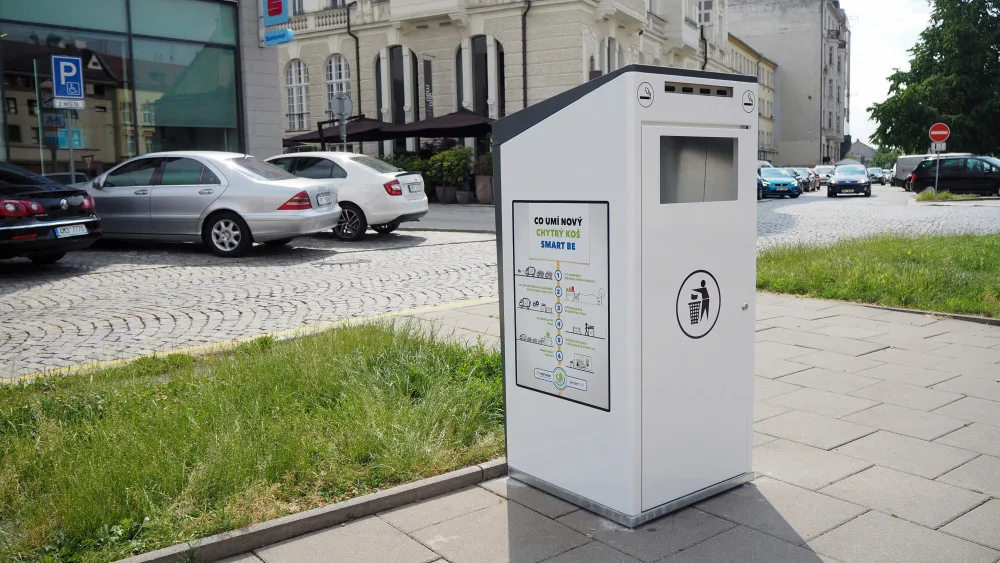 FOTO/VIDEO: Olomouc má první tři chytré odpadkové koše. Umí lisovat odpad a zahlásí, když jsou plné