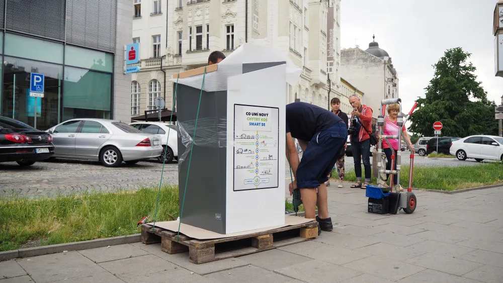 FOTO/VIDEO: Olomouc má první tři chytré odpadkové koše. Umí lisovat odpad a zahlásí, když jsou plné
