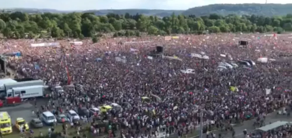 VIDEO: Demonstrace na Letné se zúčastnily desítky lidí z Olomouce. K další akci dojde 16. listopadu