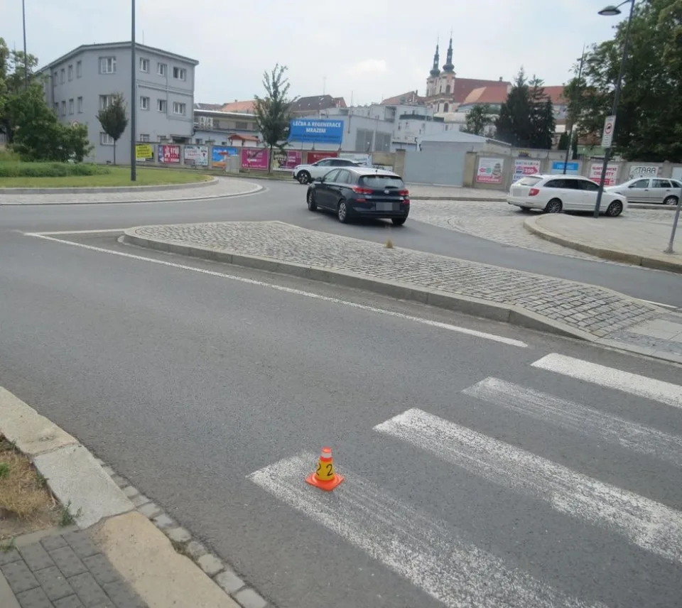 Cyklista vjel pod auto a po nehodě odešel. Policie pátrá po něm i po svědcích