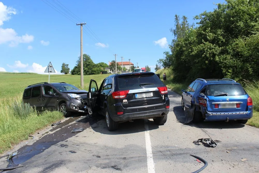 FOTO: Žena skončila v nemocnici po hromadné nehodě tří aut