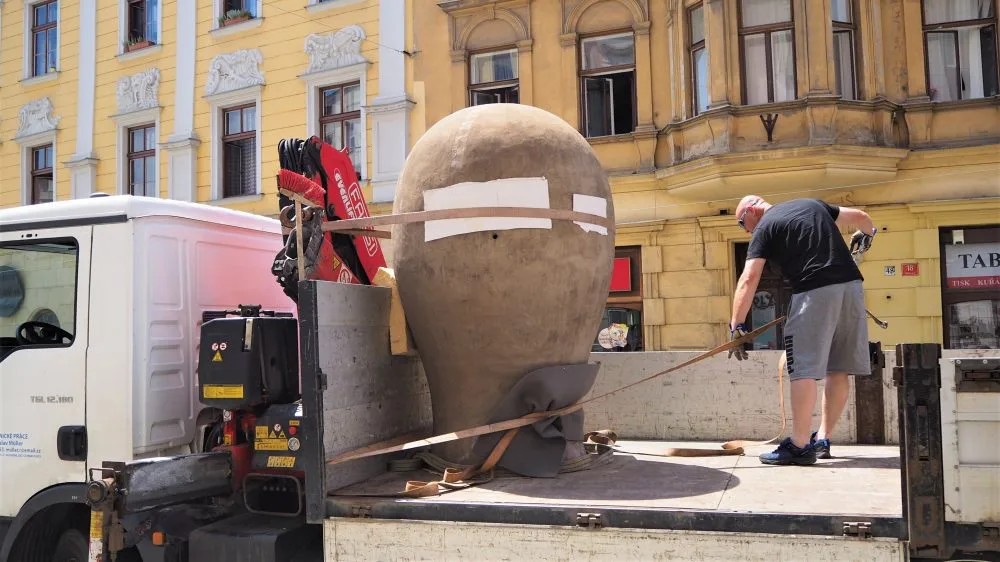 FOTO/VIDEO: Na Dolním náměstí stojí Jedna z velkých hlaviček. Další socha v rámci Sculpture Line
