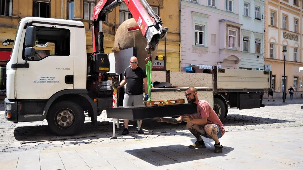 FOTO/VIDEO: Na Dolním náměstí stojí Jedna z velkých hlaviček. Další socha v rámci Sculpture Line