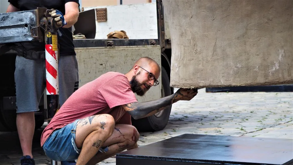 FOTO/VIDEO: Na Dolním náměstí stojí Jedna z velkých hlaviček. Další socha v rámci Sculpture Line