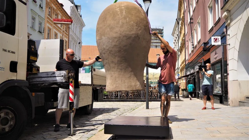 FOTO/VIDEO: Na Dolním náměstí stojí Jedna z velkých hlaviček. Další socha v rámci Sculpture Line