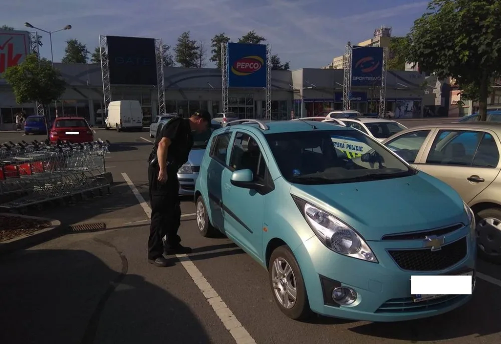 Strážníci kontrolují parkoviště, zda v rozpálených autech nejsou psi nebo děti