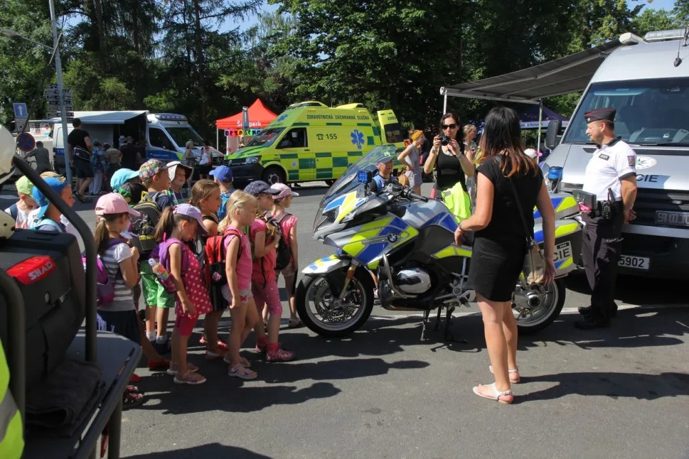 FOTO/VIDEO: Policisté, hasiči a záchranáři prezentovali svou práci veřejnosti. Nechyběly ukázky, hry a pojízdná laboratoř