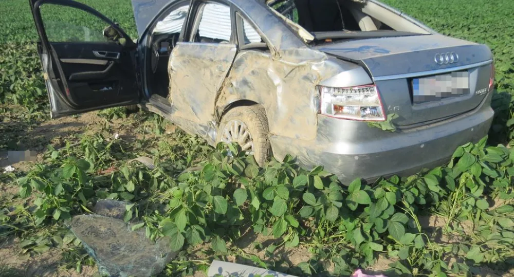 Opilý cizinec přetočil auto několikrát přes střechu. On i spolujezdec jsou zranění
