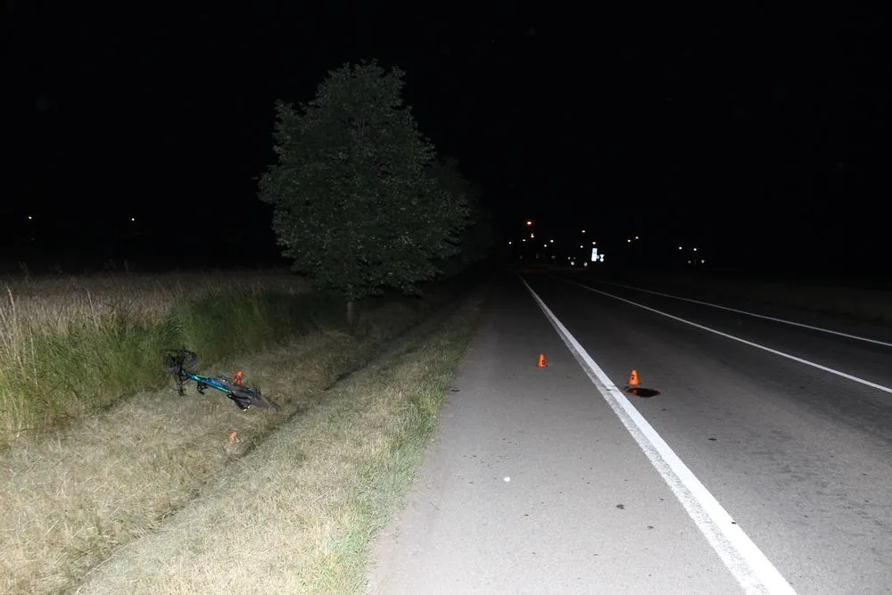 Cyklista srazil chodce, oba byli opilí a neosvětlení. Skončili v nemocnici