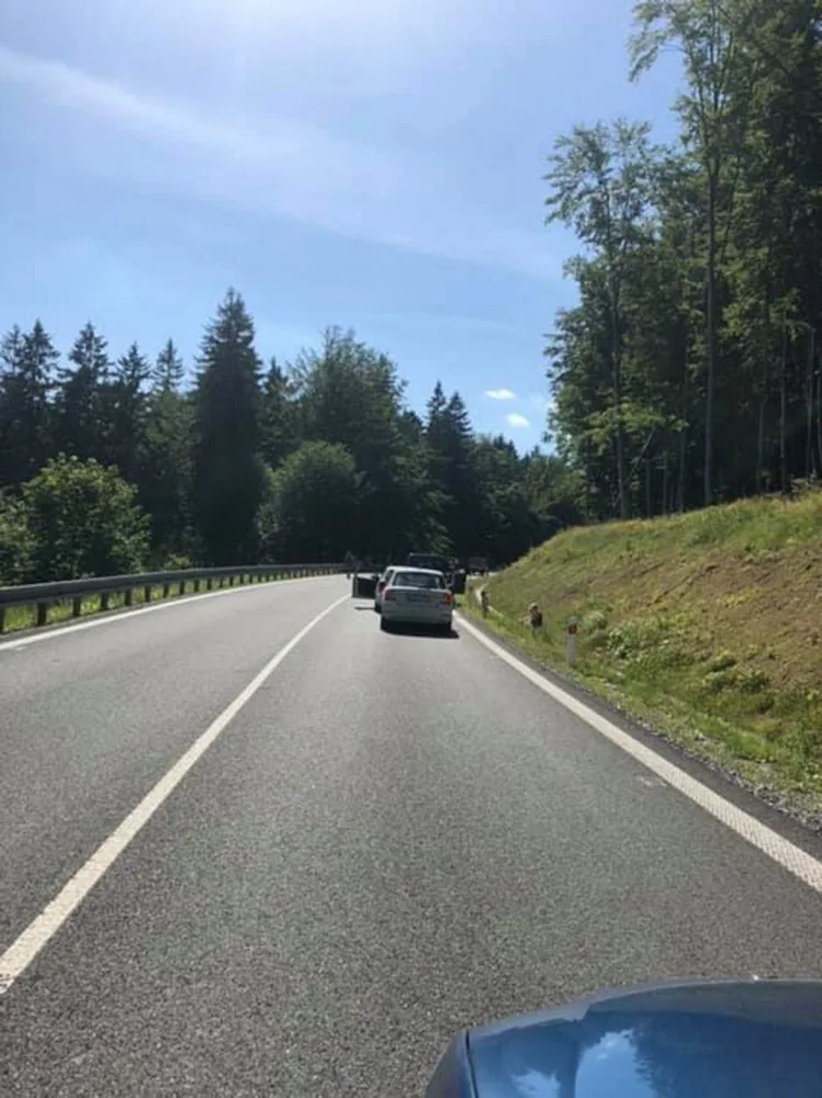 Na Červenohorském sedle zemřel mladý motorkář. Nepřežil náraz do svodidel