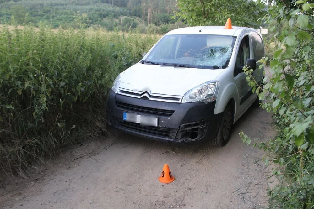 Cyklista jel příliš rychle a na úzké cestě narazil do protijedoucího auta. Skončil v nemocnici