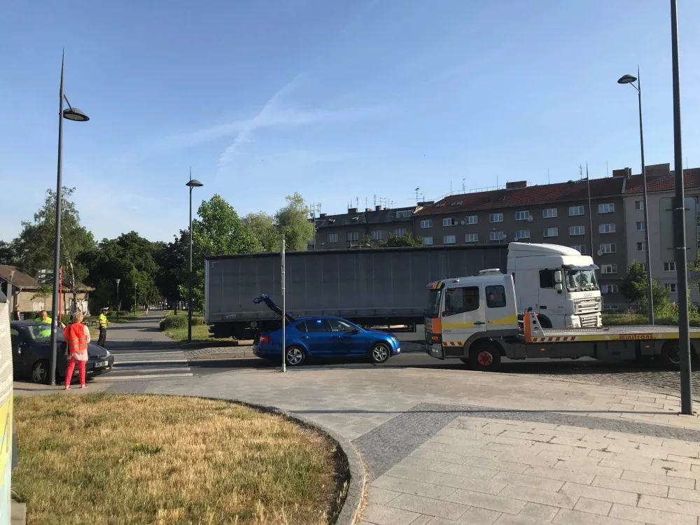 Řidič kamionu, který ráno zablokoval provoz Na střelnici, nedbal pokynů policie