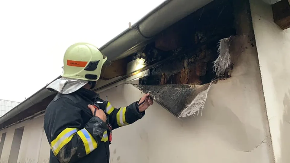 FOTO: V Bohuňovicích zapálil blesk střechu a fasádu domu
