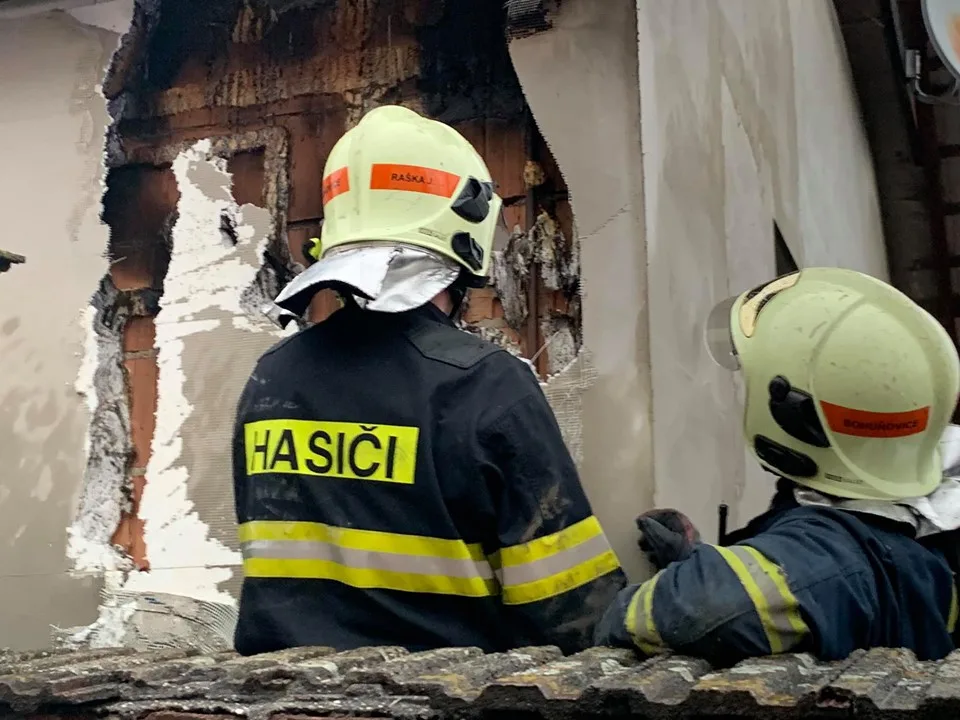 FOTO: V Bohuňovicích zapálil blesk střechu a fasádu domu