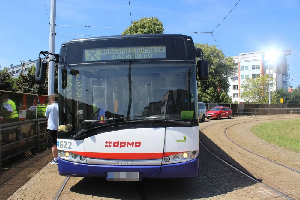 Kvůli bezohlednému řidiči musel na Pražské prudce brzdit autobus. V něm se zranila čtyřletá holčička, řidič ujel