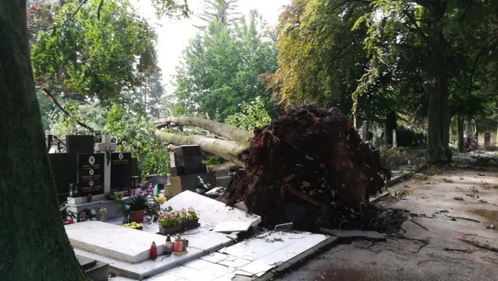 Bouřkou poničený hřbitov v Prostějově byl opět otevřen