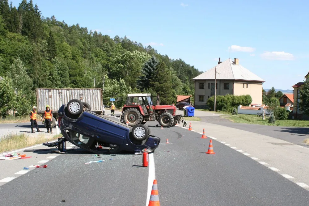 Řidič traktoru nedal přednost řidičce, která jela po hlavní silnici. Žena po srážce skončila v nemocnici