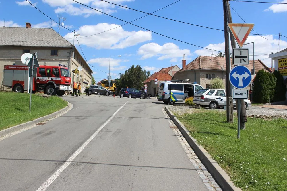 FOTO: Mladík nedal přednost autu na hlavní silnici. Po střetu auto začalo hořet a čtyři lidé se zranili