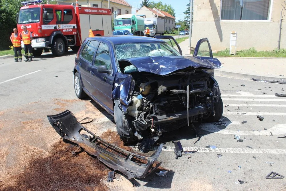 FOTO: Mladík nedal přednost autu na hlavní silnici. Po střetu auto začalo hořet a čtyři lidé se zranili