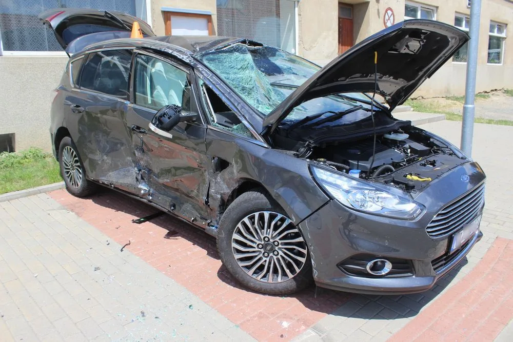 FOTO: Mladík nedal přednost autu na hlavní silnici. Po střetu auto začalo hořet a čtyři lidé se zranili